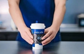 瑞幸卖奶茶，霸王茶姬不慌