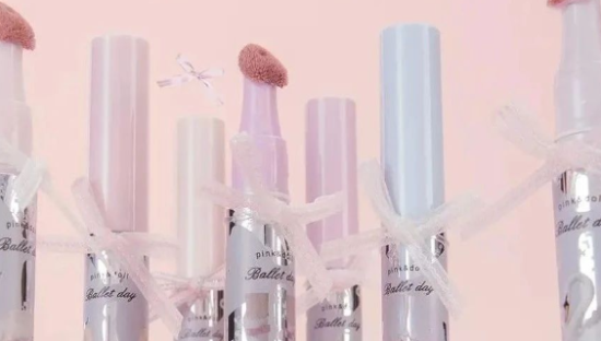 花洛莉亚彩妆品牌玩擦边...？