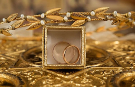 金价狂飙，“吓坏”周大福们