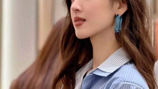 “奶茶妹妹”章泽天高调复出，京东彻底急了