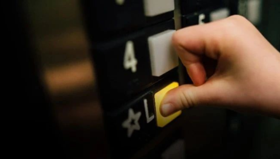 电梯广告暴富，瑞幸们都有责任