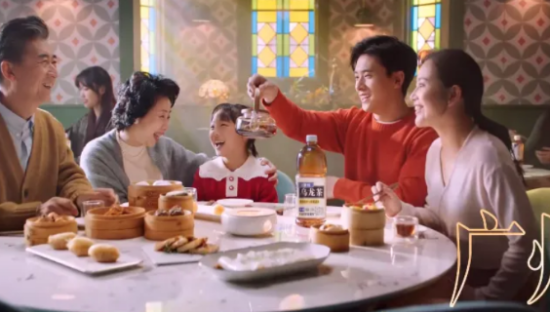 三得利乌龙茶的AI味广告，逼疯全网广东人！
