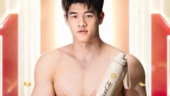 潘展乐“制服诱惑”广告爆火，网友杀疯了！