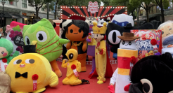 卫龙跳钢管舞、马应龙看菊花？淘宝的《公仔卖艺大会》太癫了！