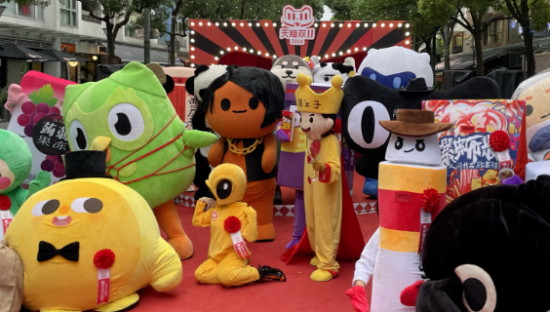 卫龙跳钢管舞、马应龙看菊花？淘宝的《公仔卖艺大会》太癫了！