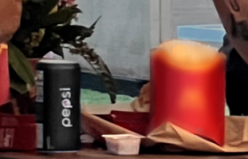 百事可乐用4张打码海报，暗暗较劲