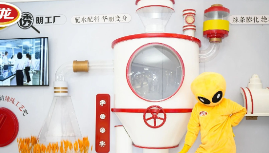 卫龙出螺蛳粉风味辣条，魔性广告太抽象了！