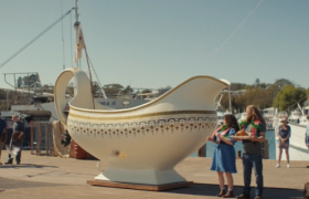 澳大利亚奥乐齐：为了圣诞聚会，他们连夜造了一艘船