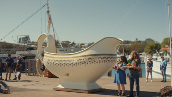 澳大利亚奥乐齐：为了圣诞聚会，他们连夜造了一艘船