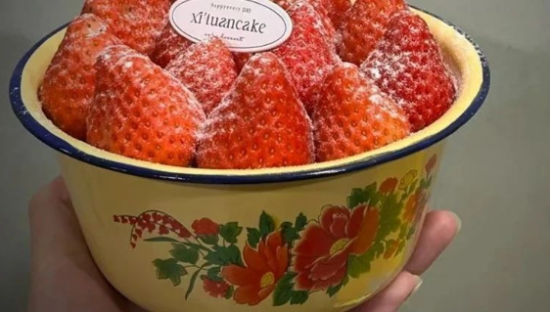 “搪瓷盆草莓蛋糕”破产式爆红，盒马赢麻了！