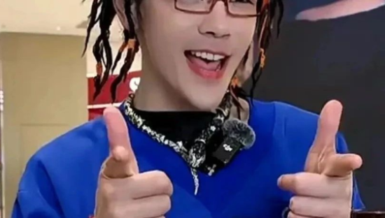 向佐女装带货爆卖5000万，董宇辉最大劲敌出现了！