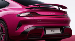 SU7最美配色亮相，首发车主破防了！