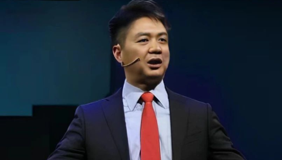 村里老人每人1万现金，刘强东又被封神了！