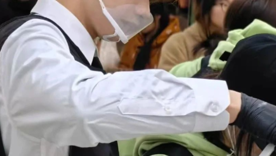 香飘飘开“男模手冲”奶茶店，网友：楚雨荨玩剩的！