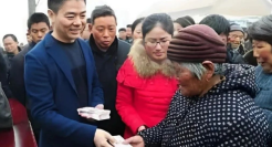 “财神”刘强东再撒钱，小学老师每人10万！