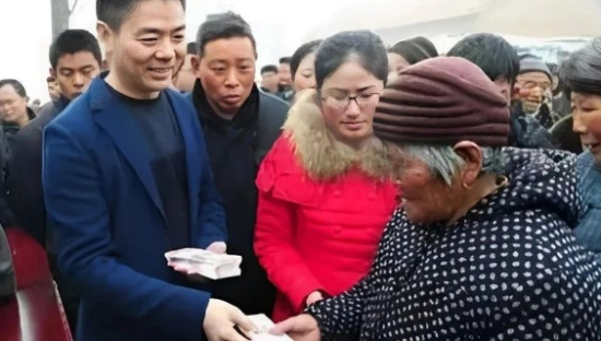 “财神”刘强东再撒钱，小学老师每人10万！