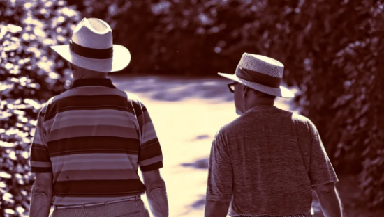 两兄弟卖文具，一年营收近400亿