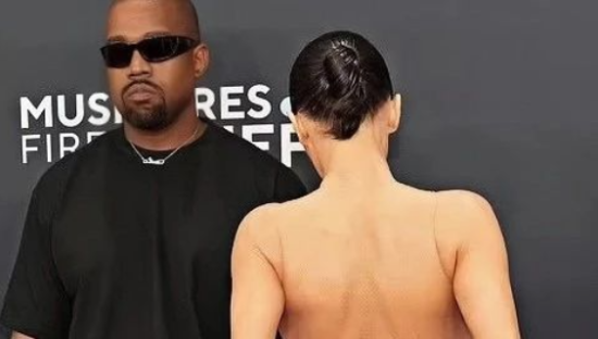 美国汪小菲展示“全裸”老婆，被封杀后跪舔中国