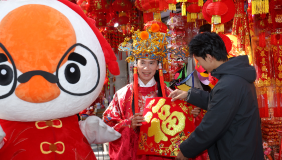 过年到处city walk的鹅小天，解锁CNY营销的天花板玩法