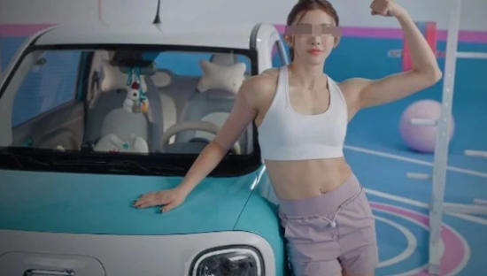 吴艳妮开年首秀翻车？美腿车模广告爆了！
