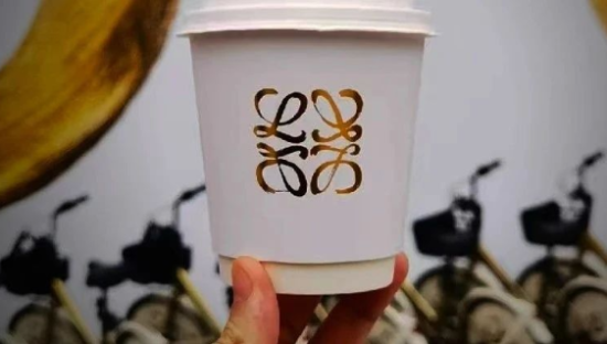 史上最“炸臀”的咖啡联名，把瑞幸打懵了！