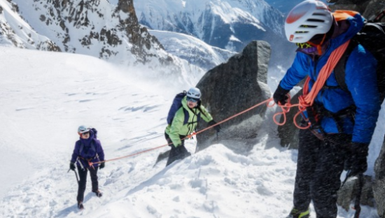 始祖鸟续写女性力量，演绎《她就是高山》