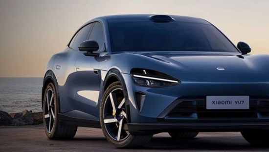小米YU7内饰曝光，年轻人第一辆“保时捷”来了