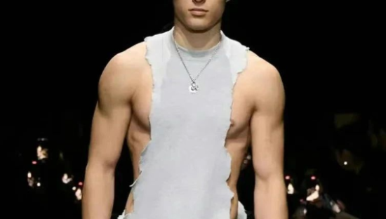 巴黎世家“露乳装”爆火，网友：第一次不忍心看擦边