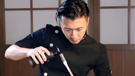 44岁谢霆锋干了15亿，比小杨哥还疯狂！