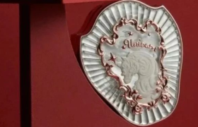 从“小众宠儿”到“全球爆款”，花知晓摘下“美丽废物”的帽子