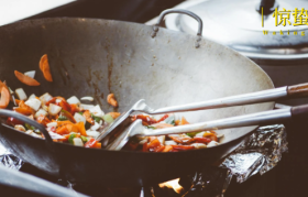 创始人“硬控”甲亢哥，文和友急了？