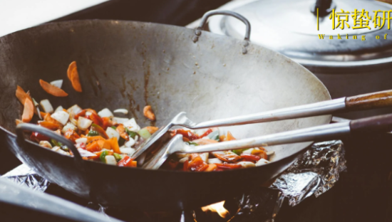 创始人“硬控”甲亢哥，文和友急了？