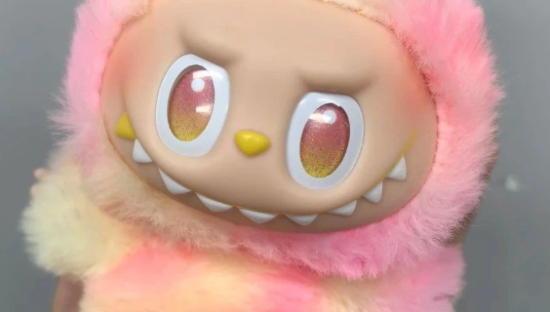 泡泡玛特卖“阴间丑娃”，把迪士尼打懵了