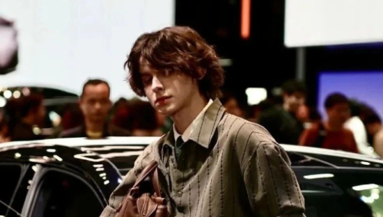 领克“车模诱惑”引热议，网友：顶级阳谋！