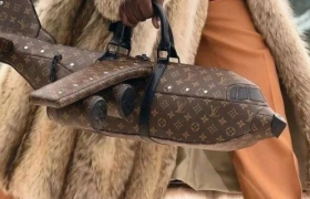 LV天价“飞机包”拍出53w！网友：太癫了......