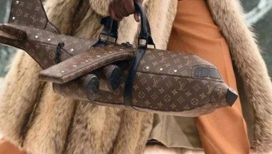 LV天价“飞机包”拍出53w！网友：太癫了......