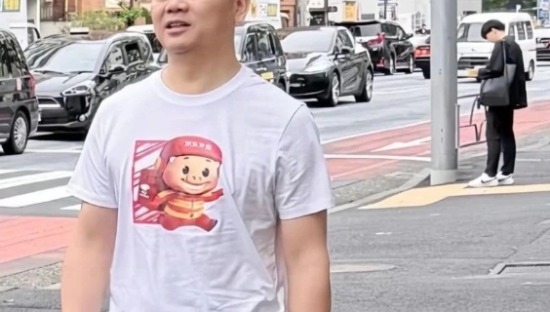 刘强东在日本“装嫩”，雷军黯然失色！