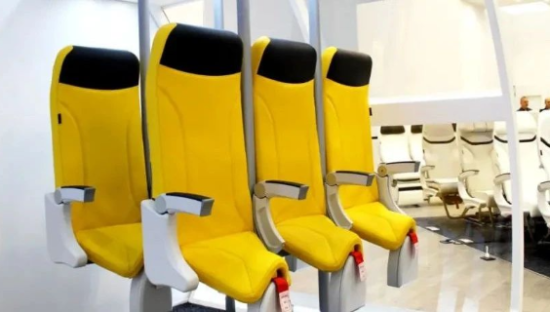 飞机出“站票”了？比麦当劳阴间广告还炸裂！