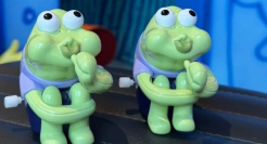 瑞幸的奇葩“丑玩具”，被3亿老baby疯抢！