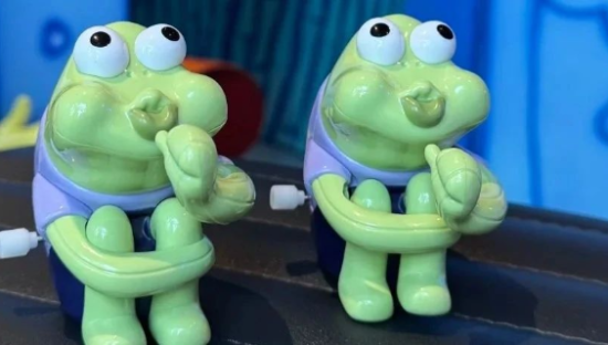 瑞幸的奇葩“丑玩具”，被3亿老baby疯抢！