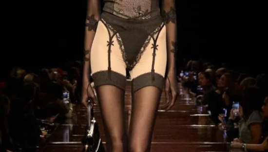 巴黎世家又出炸裂“神作”，严重怀疑设计师精神状态......