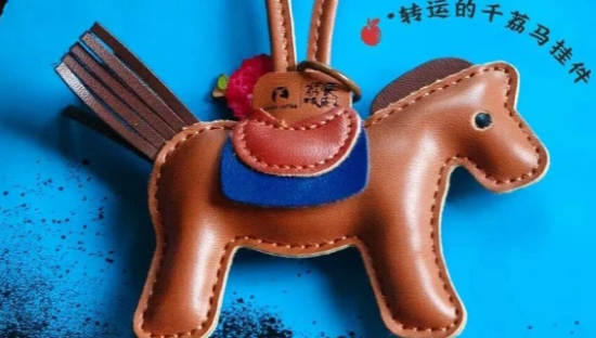 瑞幸联名《长安的荔枝》，“玄学”周边被玩坏了！