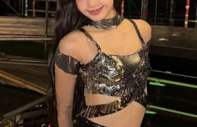 Lisa当众怒摔Labubu，给了粉丝一击！