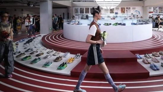 阿迪达斯一个“危险动作”，墨西哥总统炸了！