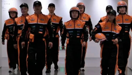 淘宝闪购骑手新工装，撞脸迈凯伦赛车服！网友：这是外卖界F1？