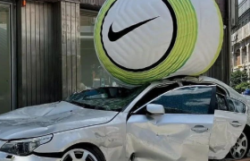 巨型足球“砸扁”宝马？耐克营销太硬核了！