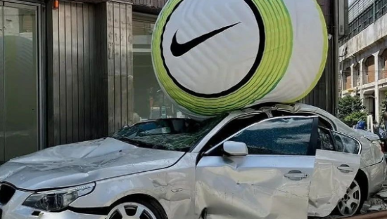 巨型足球“砸扁”宝马？耐克营销太硬核了！