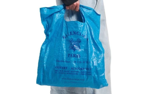 7000块买个“塑料袋”？巴黎世家新包“折痕购物袋”被疯嘲！网友：从不坑穷人
