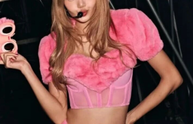 Lisa中文炫富吵翻全网，比“内裤外穿”还炸裂！