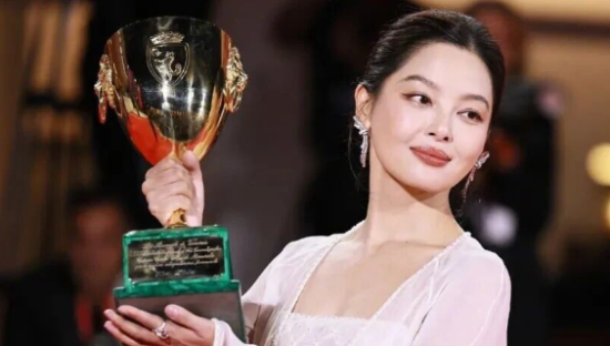 辛芷蕾威尼斯封后，香奈儿都吻了上来！